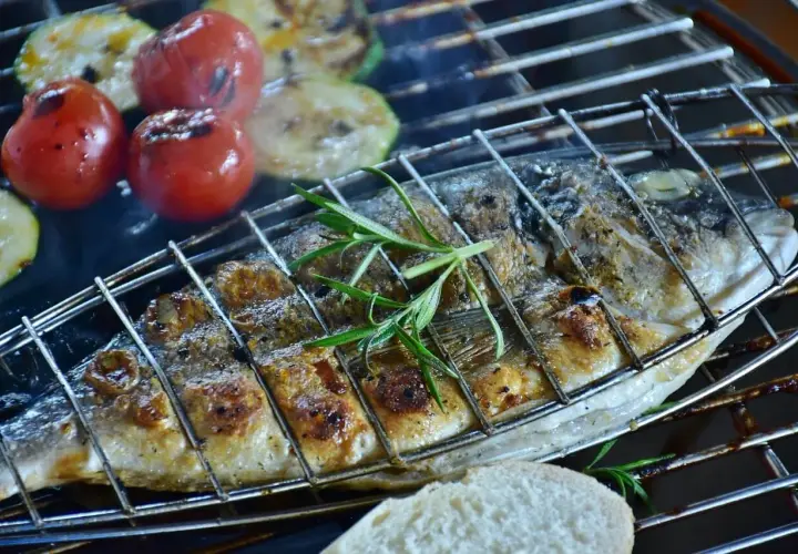 Dorade grillée avec tomates et courgettes. Le temps de cuisson barbecue est parfait pour ce poisson savoureux.