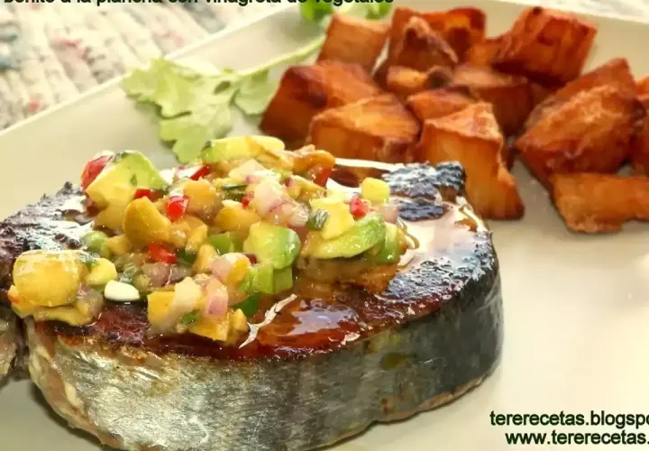 Bonito a la plancha con vinagreta de vegetales y unas bonito rodajas de patatas fritas.