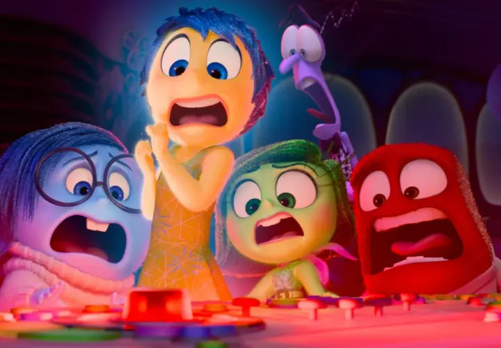 Emocje z "Inside Out 2" w szoku! Radość, Smutek, Wstręt, Złość i Strach patrzą na coś przerażającego.