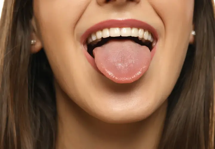Bocca aperta con lingua fuori, un sorriso che promette un sapore dolce in bocca.