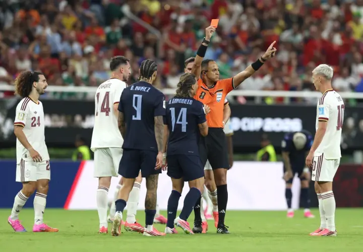 Sędzia pokazuje czerwoną kartkę, co oznacza koniec gry dla jednego z zawodników. Wewnątrz futbolówki emocje sięgają zenitu.