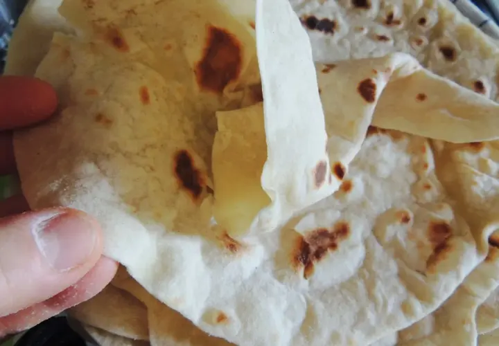 Ciepła tortilla na patelni, lekko przypieczona, gotowa do podania.