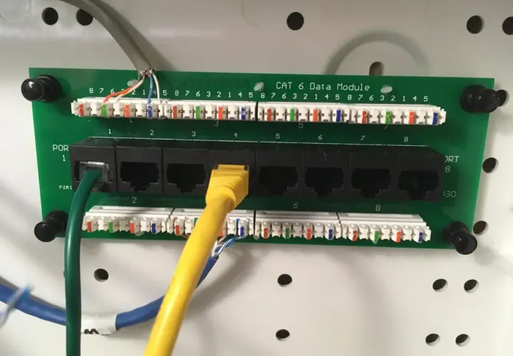 Panel sieciowy Cat 6 z portami RJ45. Widać okablowanie, które sugeruje standard B.