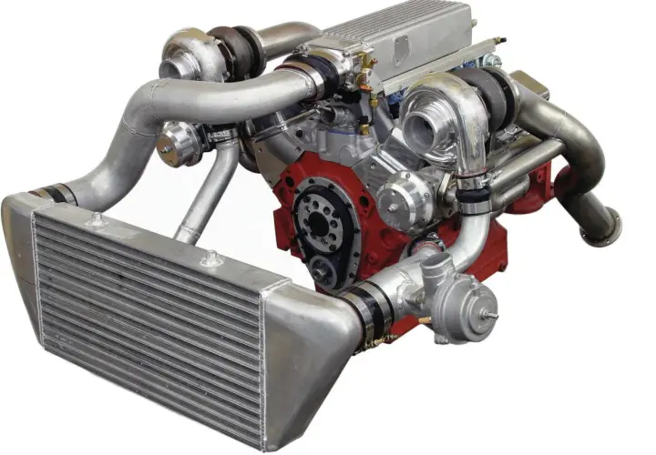Motore V8 potenziato con doppio turbo. L'intercooler si trova frontalmente, pronto a raffreddare l'aria compressa per massimizzare le prestazioni.