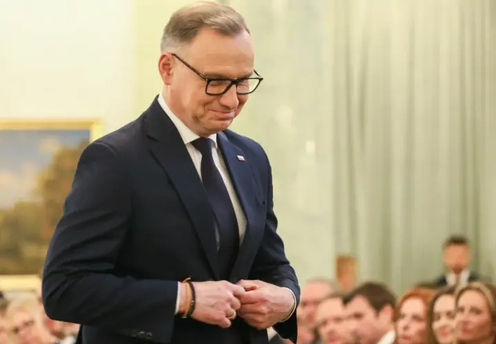 Andrzej Duda w garniturze, zamyślony. Czy poznamy sekrety oświadczenia majątkowego Andrzeja Dudy na koniec dziesięcioletniej służby?