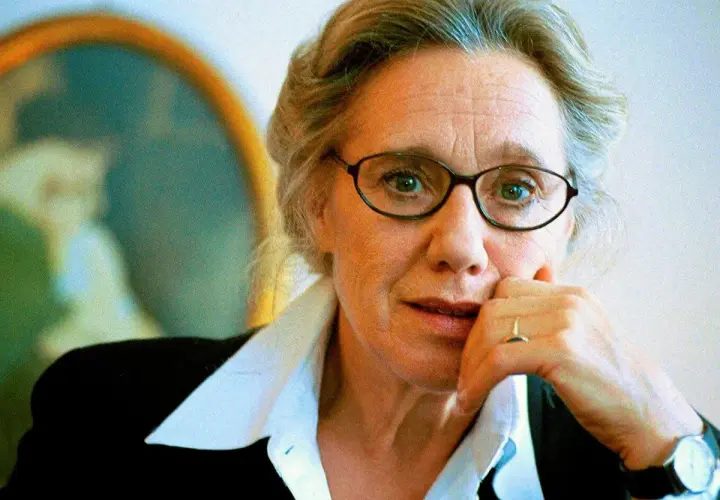 Maja Komorowska, ikona polskich filmów, w okularach i zamyślona.