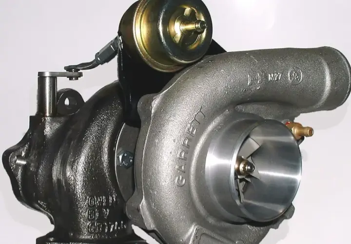 Garrett turbo sprężarka z zaworem wastegate, gotowa do zwiększenia mocy silnika.