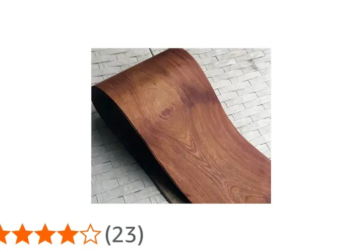 Superficie curva in legno di palissandro con venature evidenti, su sfondo bianco a mattoncini.
