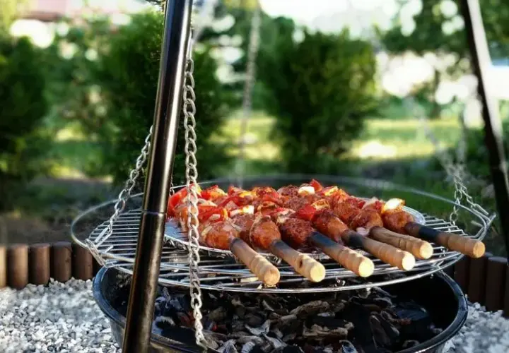 Grillowanie w Żabce: najlepsze promocje i produkty na sezon grilla