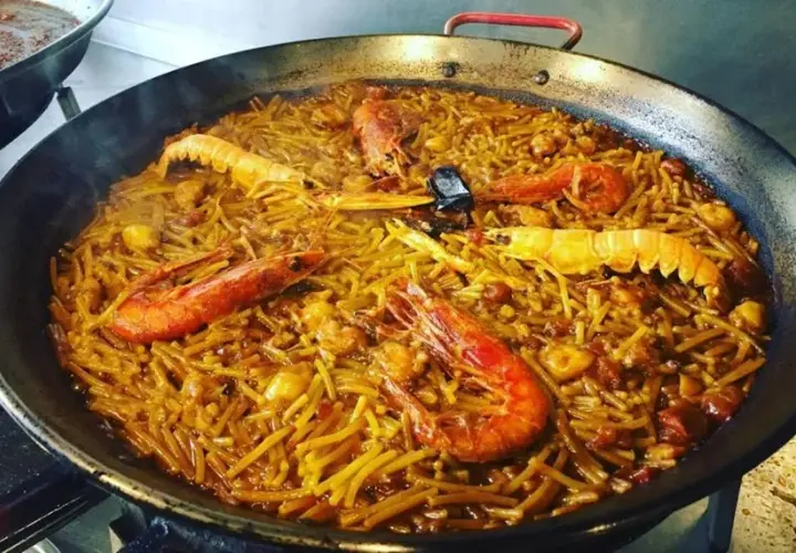 Gdzie zjeść paellę w Barcelonie? Odkryj najlepsze restauracje i smaki