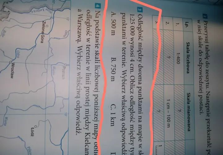 Fragment mapy Polski z zaznaczonymi miastami i pytaniami dotyczącymi skali.