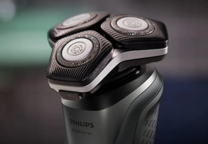Zbliżenie na głowicę obrotową golarki elektrycznej Philips 5000 Series.