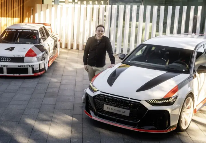 Obok klasycznego Audi Quattro z numerem 4 stoi nowoczesny Audi RS6 Avant GT.