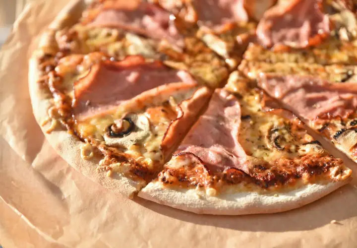 Jak przygotować pieczarki do pizzy, by uniknąć wodnistego smaku