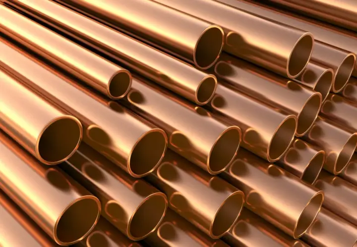 Stosowanie brązu w instalacjach wodnych i grzewczych. Metaliczne rury miedziane ułożone równolegle, tworzące teksturę.