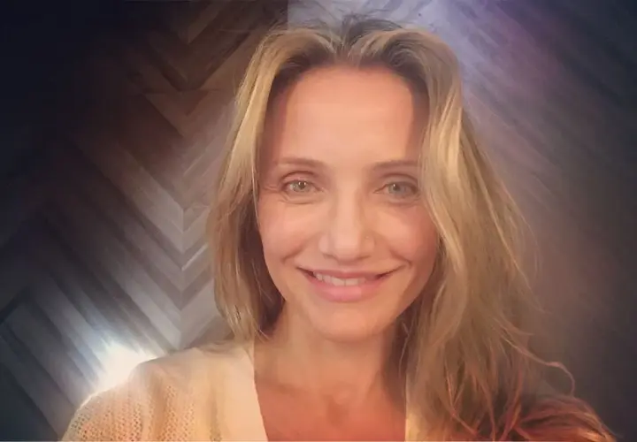 Cameron Diaz ler mot kameran, med sitt blonda hår fallande runt axlarna. Hon påminner om sina roller i filmer med Cameron Diaz.