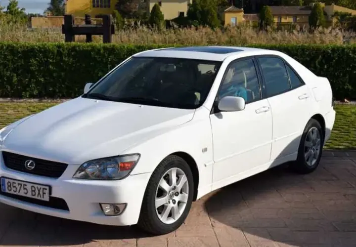 Lexus IS 200 blanco, un coche clásico que a pesar de sus posibles problemas, sigue siendo un icono.