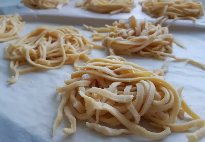 Świeży, domowy makaron, jak u babci. Ten przepis na makaron domowy babci jest prosty i pyszny.