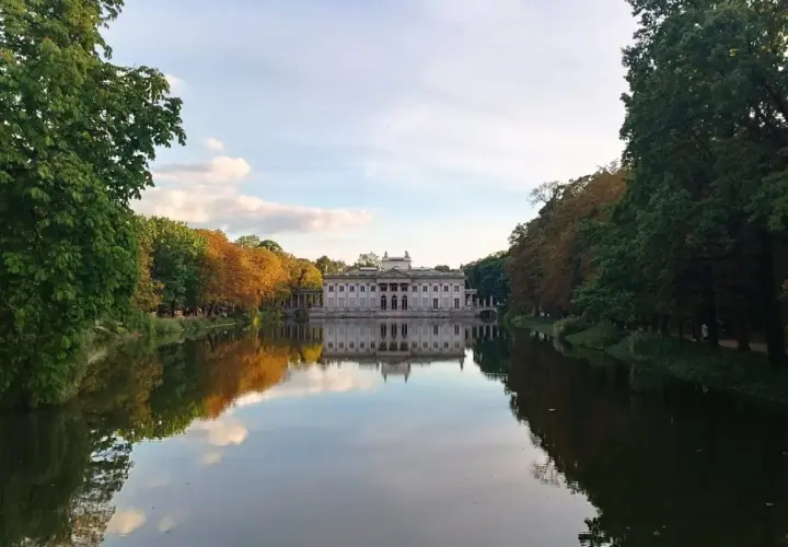 Pałac na Wyspie w Łazienkach Królewskich w Warszawie, odbijający się w wodzie.