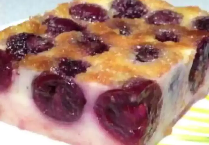 Tranche de clafoutis aux cerises, doré et moelleux. Une recette clafoutis facile pour un dessert gourmand.