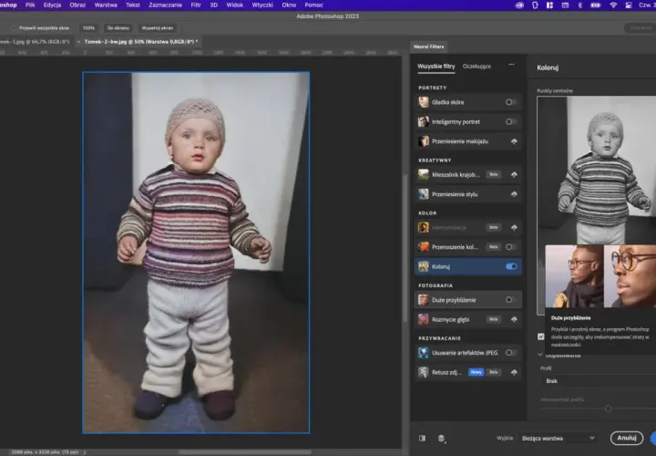 Dziecko w sweterku i czapce. Panel Neural Filters pokazuje opcję "Koloruj", sugerując jak zrobić czarno białe zdjęcie w Photoshop.