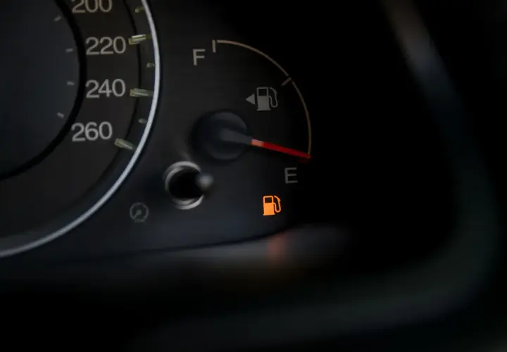 Wskaźnik paliwa w samochodzie diesel pokazuje niski poziom. Czas na tankowanie, zanim skończy się paliwo.