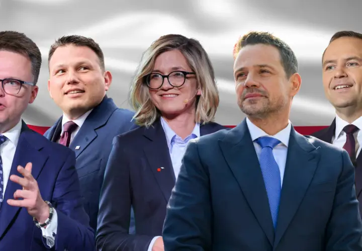 Pięciu polityków w garniturach na tle polskiej flagi.