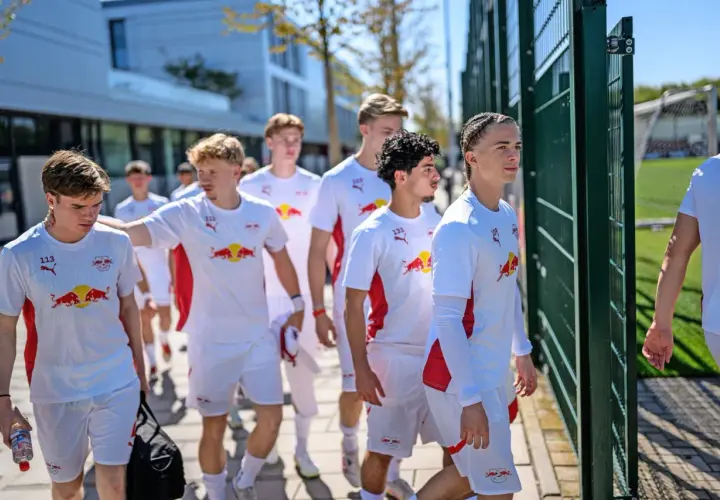 Junge Fußballer der RB Leipzig U9 laufen auf ein Trainingsgelände.