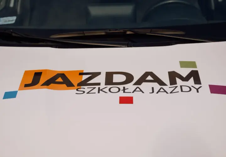 JAZDAM SZKOŁA JAZDY - szybka kwalifikacja wstępna przyspieszona do zdobycia prawa jazdy. Kolorowe akcenty.