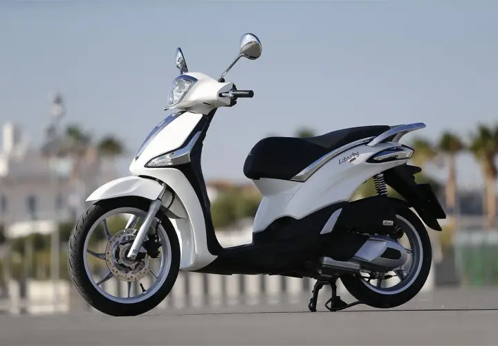 Piaggio Liberty 125: opiniones sobre esta scooter blanca, ideal para la ciudad.