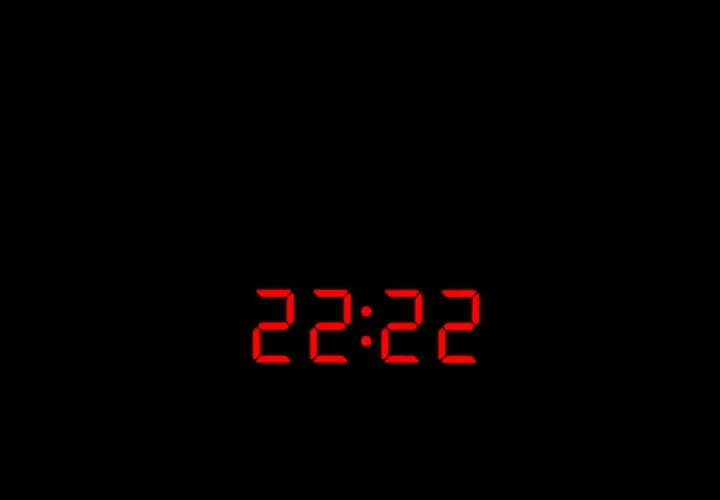 Cyfrowy zegar pokazuje 22:22. Ta godzina, 22.22 znaczenie, często kojarzona jest z równowagą i harmonią.