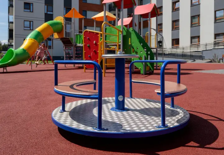 Ile kosztuje budowa placu zabaw? Odkryj ukryte koszty i oszczędności