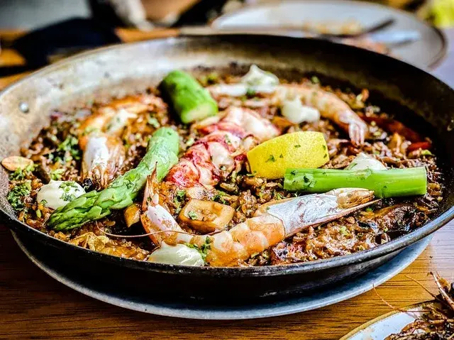 Gdzie zjeść najlepszą paellę w Barcelonie? Odkryj topowe restauracje