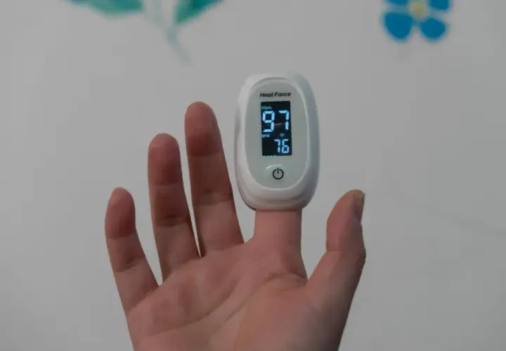 Puls 76 BPM i saturacja 97%. Czy puls 50 jest dobry? To zależy od wielu czynników, ale ten wynik jest w normie.