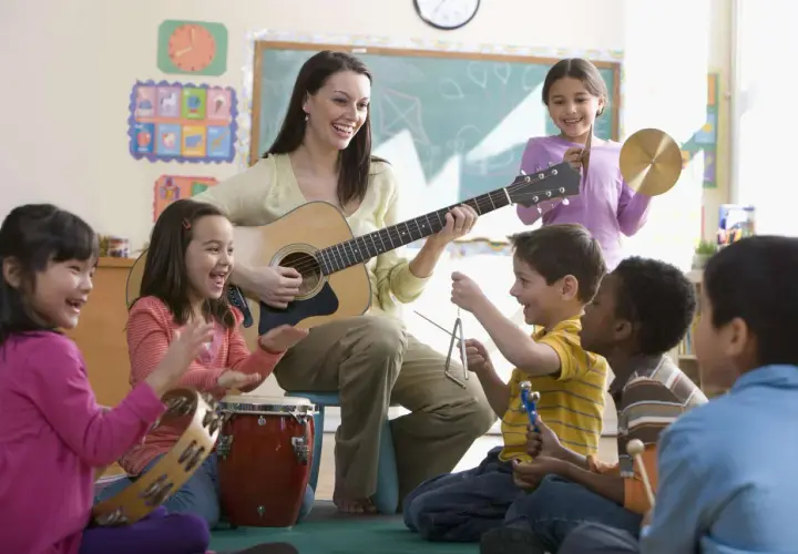 Niños y maestra disfrutan tocando instrumentos y cantando alegres canciones sobre el invierno.