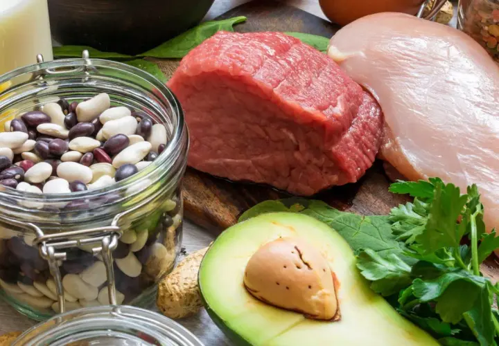 En burk bönor, rått kött, kycklingfilé, avokado och grönsaker. Bra källor till b12 mat.