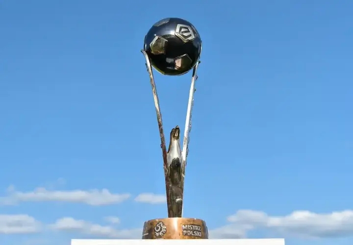 Trofeum dla mistrza Polski ekstraklasa, symbol zwycięstwa i dumy.