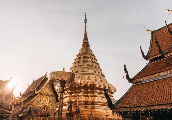Goldener Chedi im Wat Phra That Doi Suthep, Chiang Mai, Thailand, im warmen Licht der untergehenden Sonne.