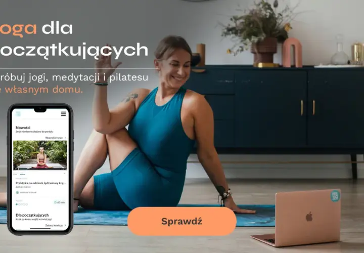 Kobieta ćwiczy jogę w domu, obok leży telefon z aplikacją i laptop. Odkryj qigong i inne formy ruchu dla siebie.