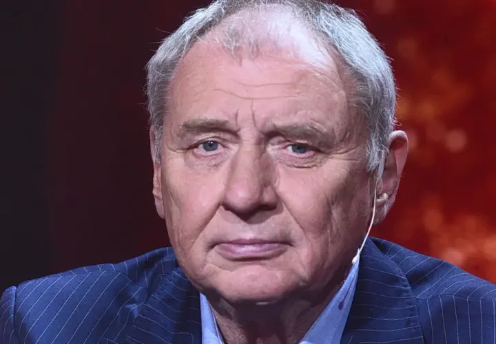 Zbliżenie na twarz Andrzeja Grabowskiego w granatowej marynarce. Wiele osób zastanawia się, andrzej grabowski ile ma lat.