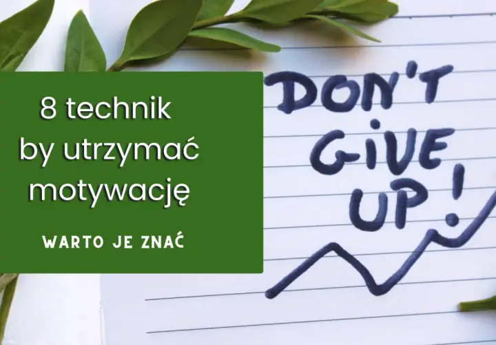Zielona ramka z napisem "8 technik by utrzymać motywację" na tle notatnika z napisem "DON'T GIVE UP!" i rosnącym wykresem.