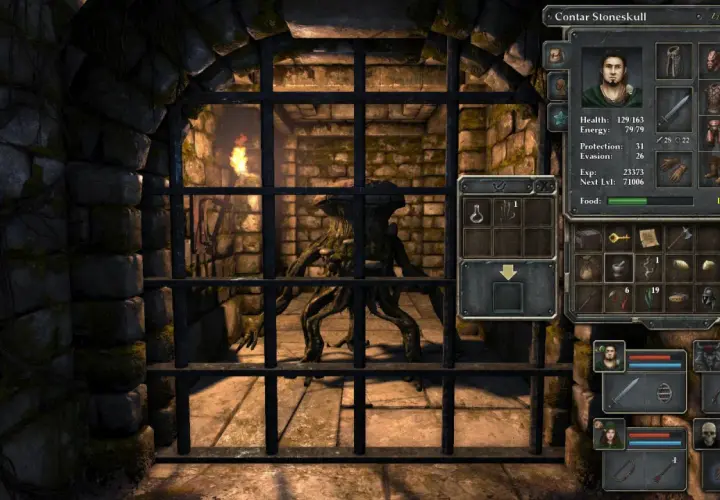 Potwór w klatce w lochu, jak w legend of grimrock. Obok interfejs postaci i ekwipunku.