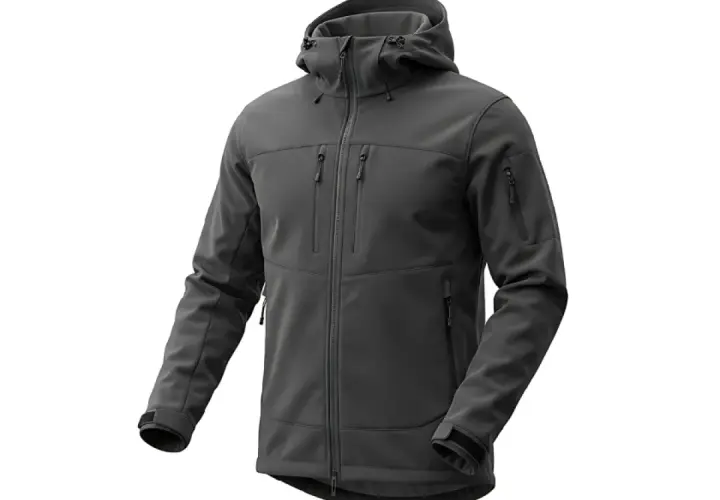 Szara kurtka softshell z kapturem i wieloma kieszeniami. Dowiedz się, jak prać softshell, aby zachować jego właściwości.