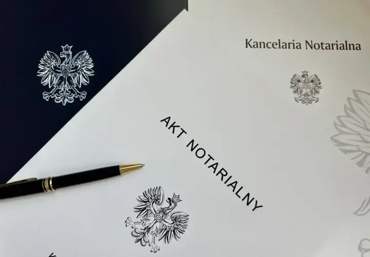 Akt notarialny, długopis i godło Polski. Dokumenty kancelarii notarialnej, przygotowane do podpisania darowizny od obcej osoby.