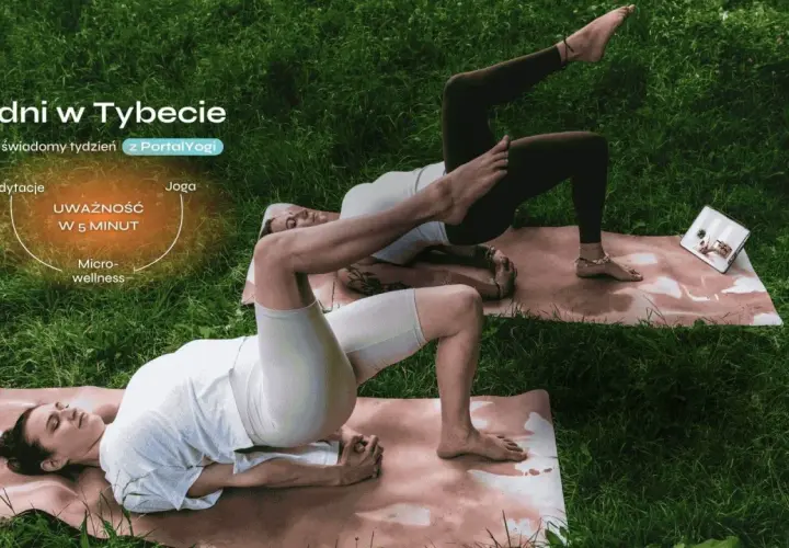 Dwie kobiety ćwiczą jogę na trawie, ucząc się, jak medytować. Tekst informuje o 7 dniach w Tybecie z Portal Yogi, medytacji, jodze i uważności w 5 minut.