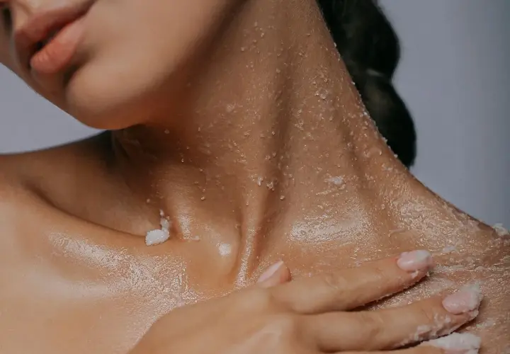 Delikatne złuszczanie szyi i dekoltu, czuć nawilżenie i gładkość skóry. Efekt skin flooding po peelingu.