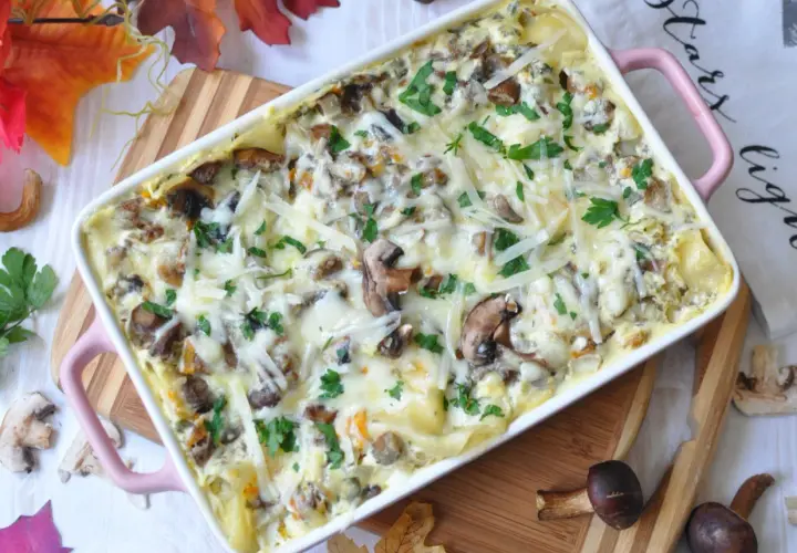Pyszne lasagne z grzybami, zapieczone pod serem i posypane natką pietruszki. Idealne na jesienny obiad.