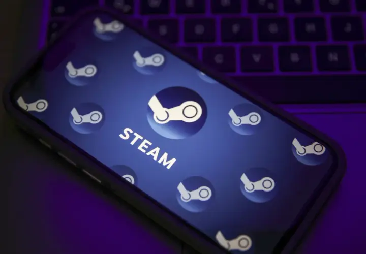 Telefon z logo Steam na ekranie, przygotowany na promocje Steam, kiedy startuje Summer i Winter Sale.