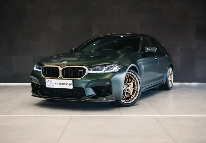 BMW M5 CS w matowej zieleni z brązowymi felgami, gotowe do podboju dróg.