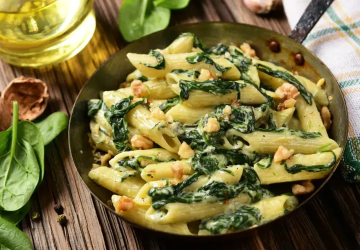 Penne z kremowym sosem szpinakowym i orzechami włoskimi. Idealny szpinak przepis na szybki obiad.